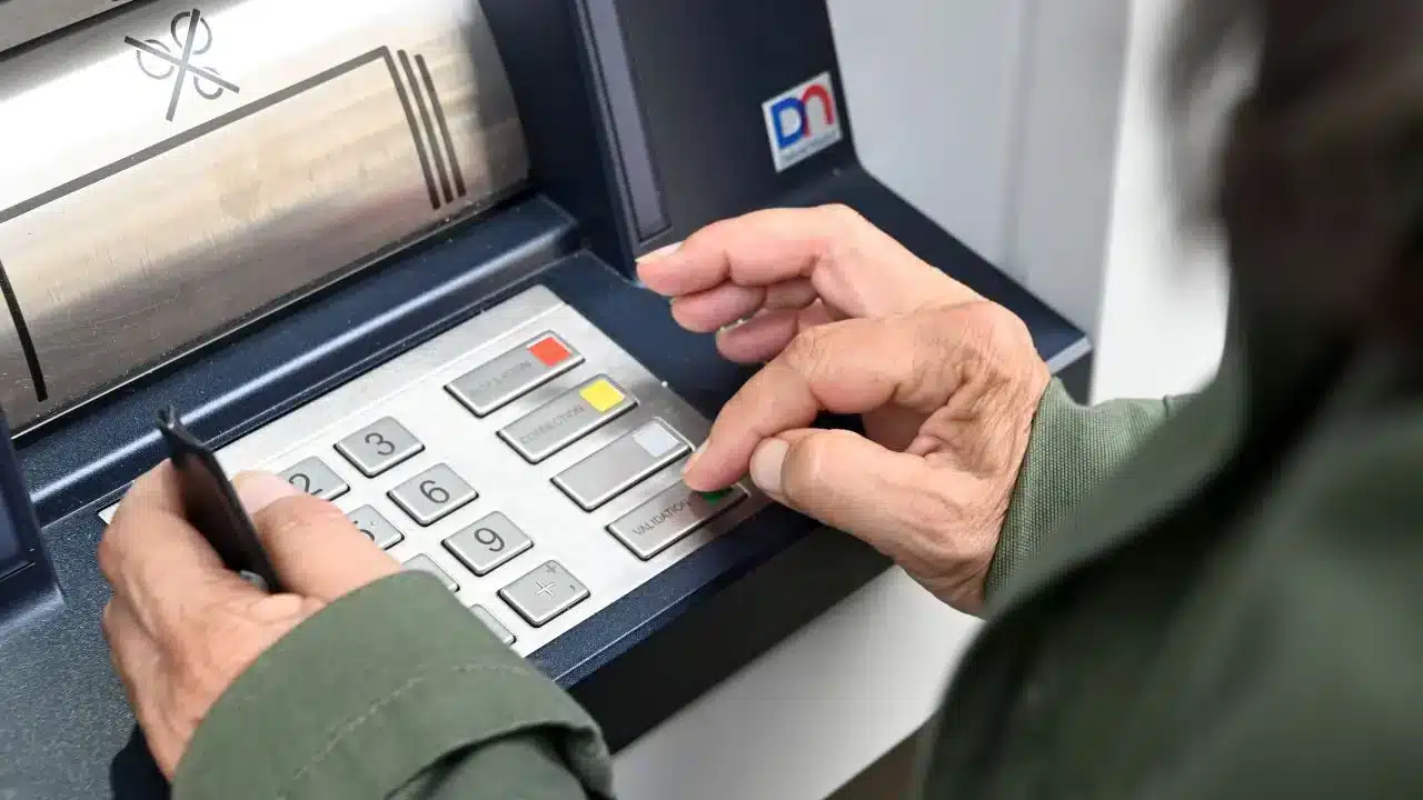 cette banque française renommée ferme définitivement des milliers de clients concernés