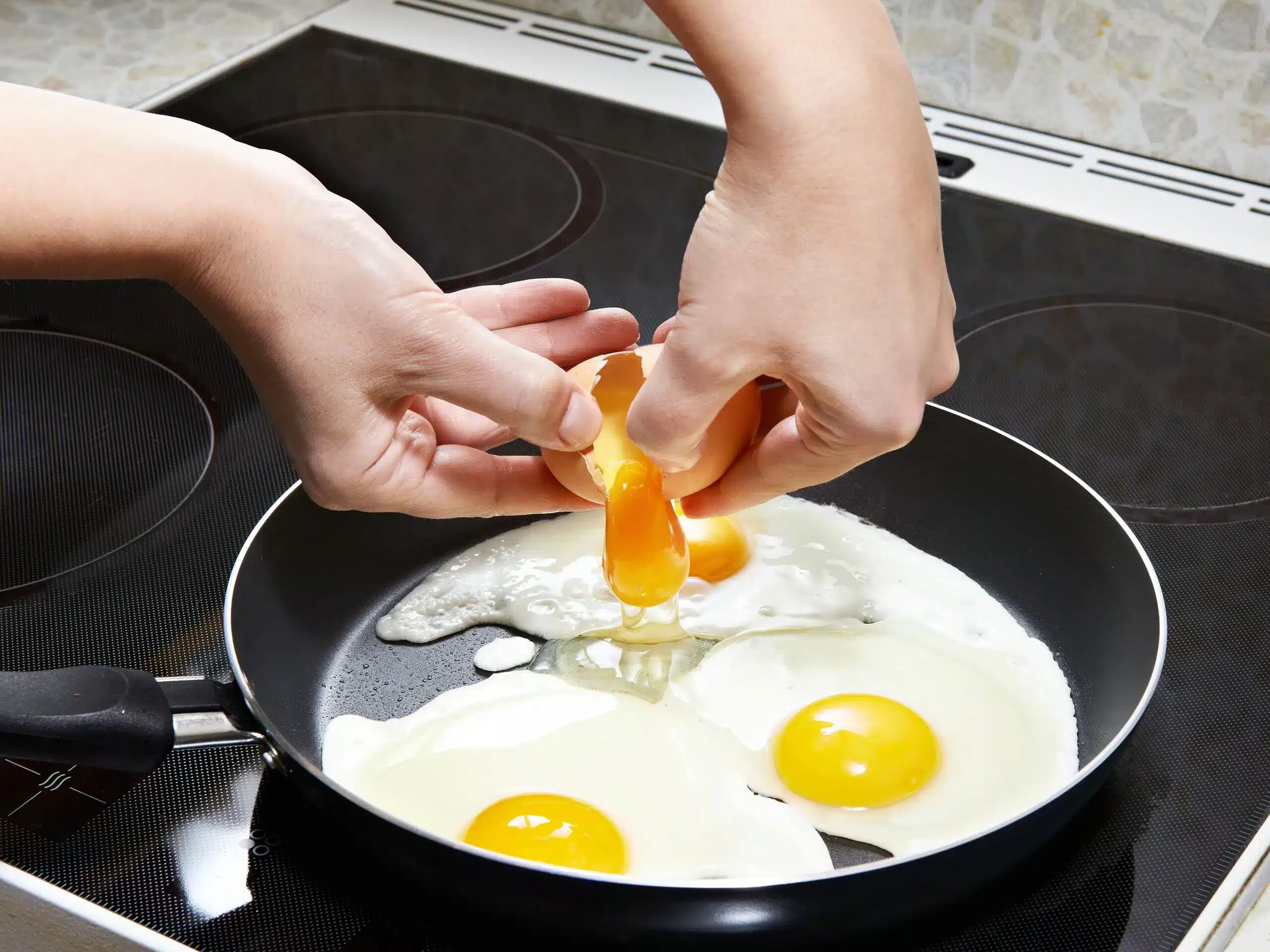 « ni huile ni beurre » voici l’astuce simple de ma grand mère pour empêcher les œufs au plat de coller à la poêle