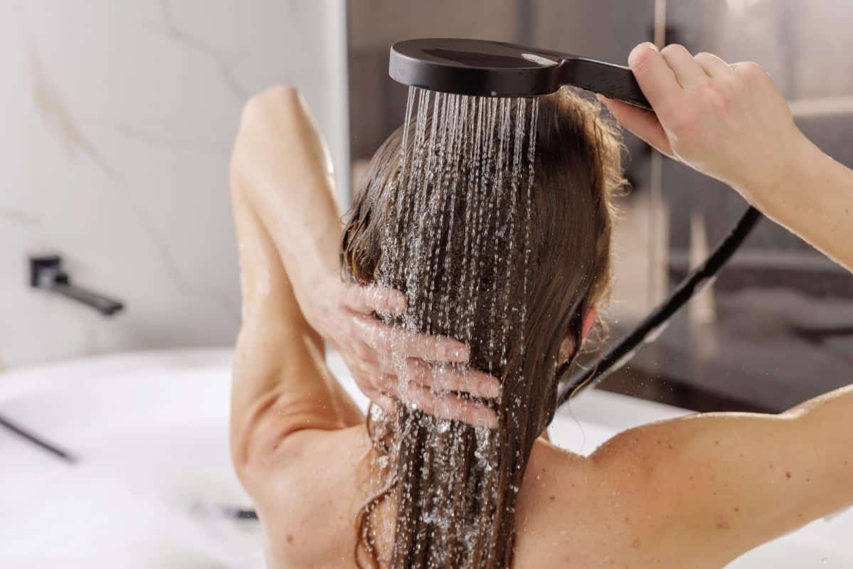 un coiffeur alerte cette habitude, très commune chez les français, est à éviter absolument avant un shampoing