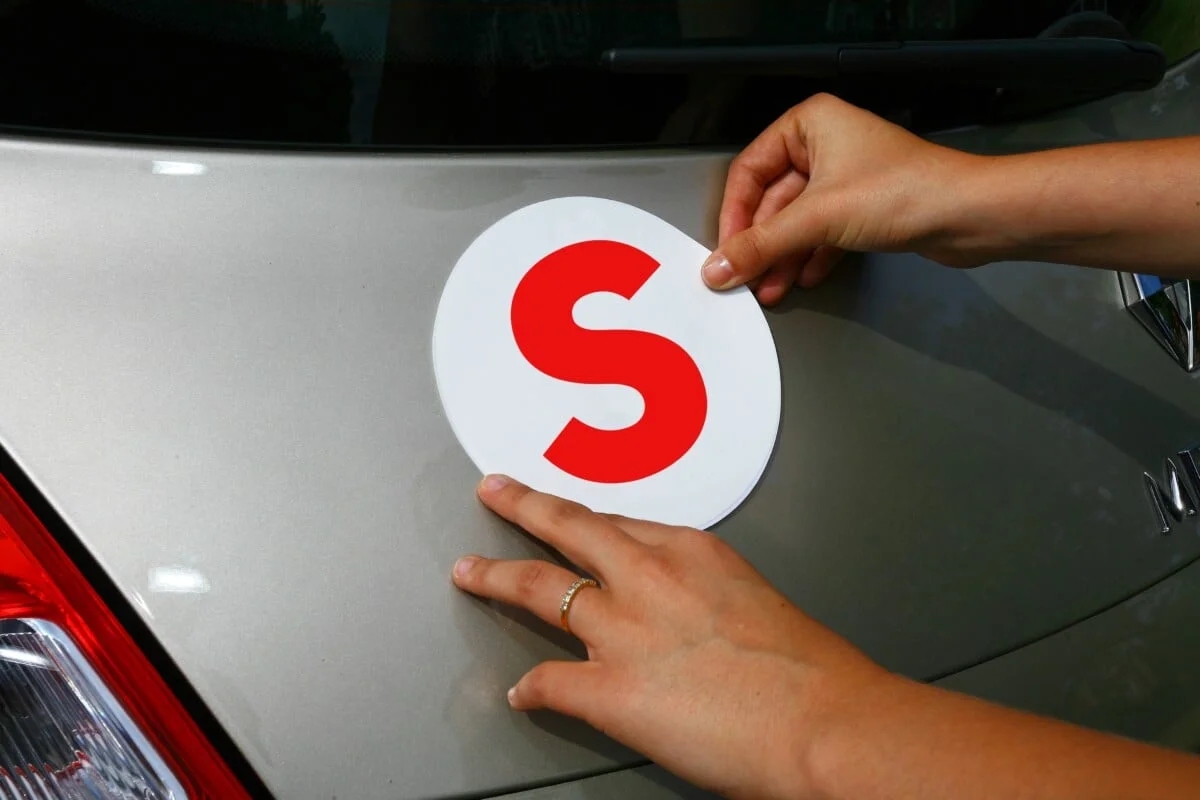 une vitesse limite de 150 km sur autoroute et un macaron s obligatoire pour les séniors fin 2025, c’est quoi cette histoire