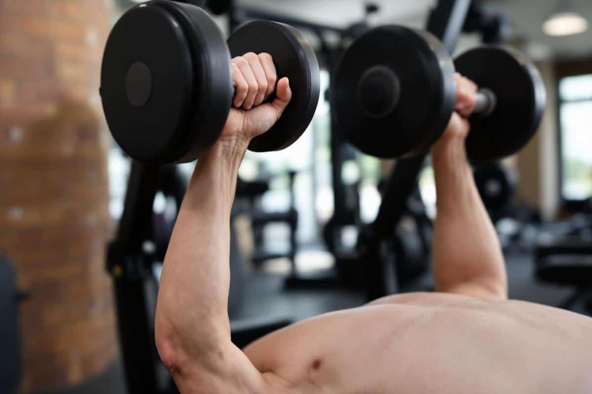 Comment faire le développé couché haltère ?